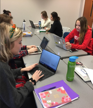 Student editors work on their laptops during SUURJ class