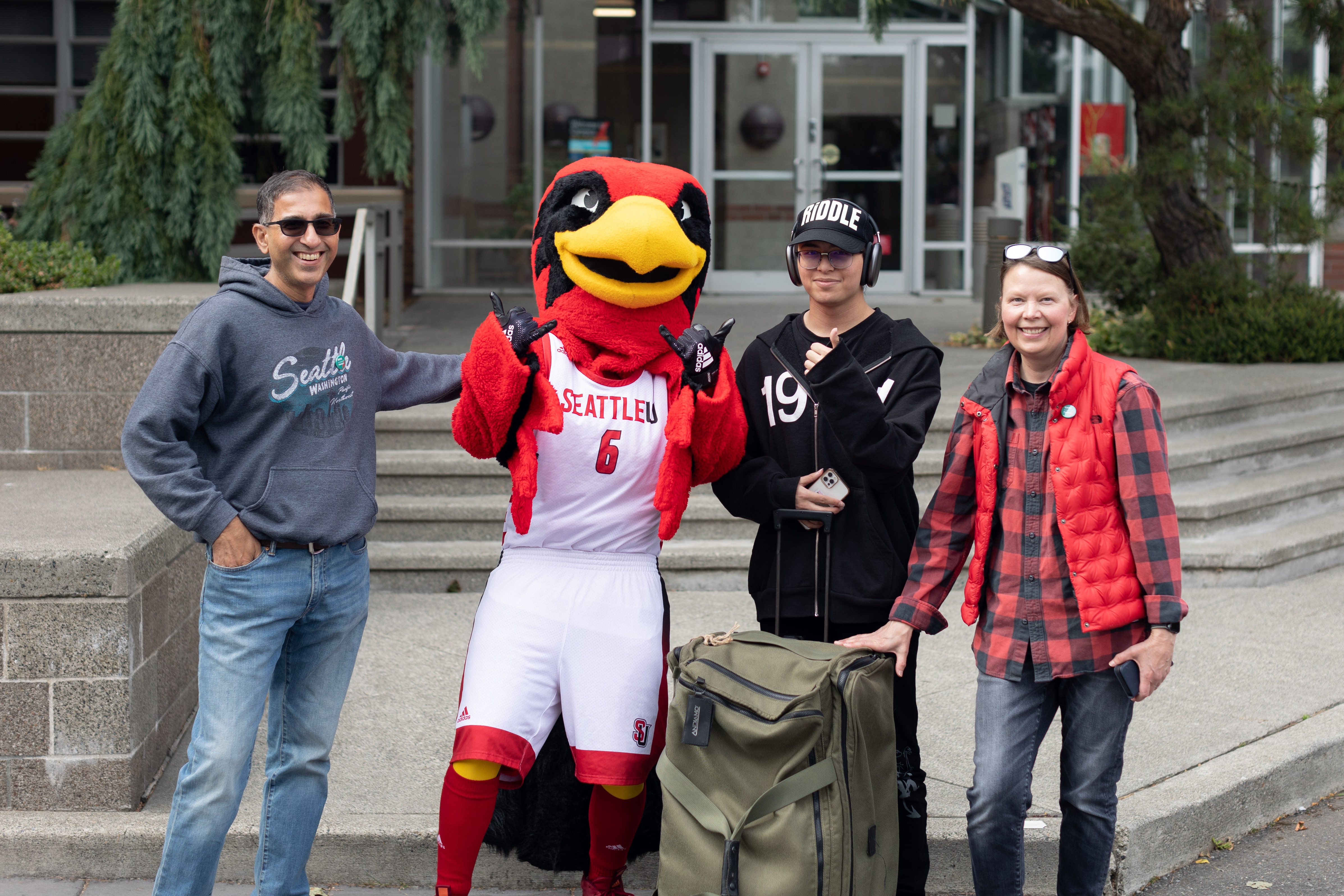 Move in Day 2022 - student with parents and Rudy