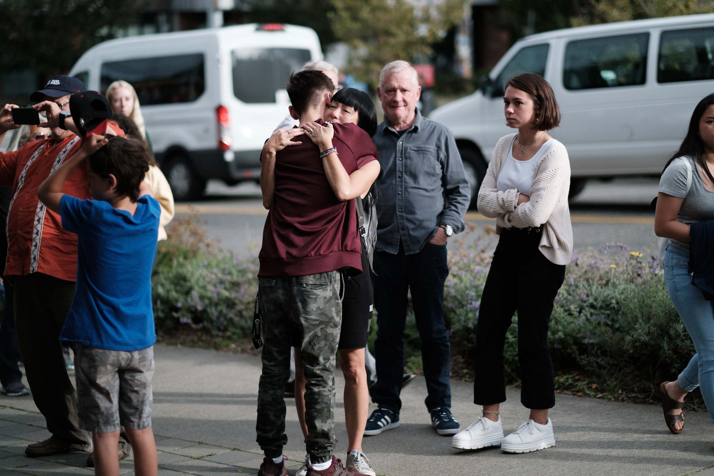 Student and family member farewell hug.