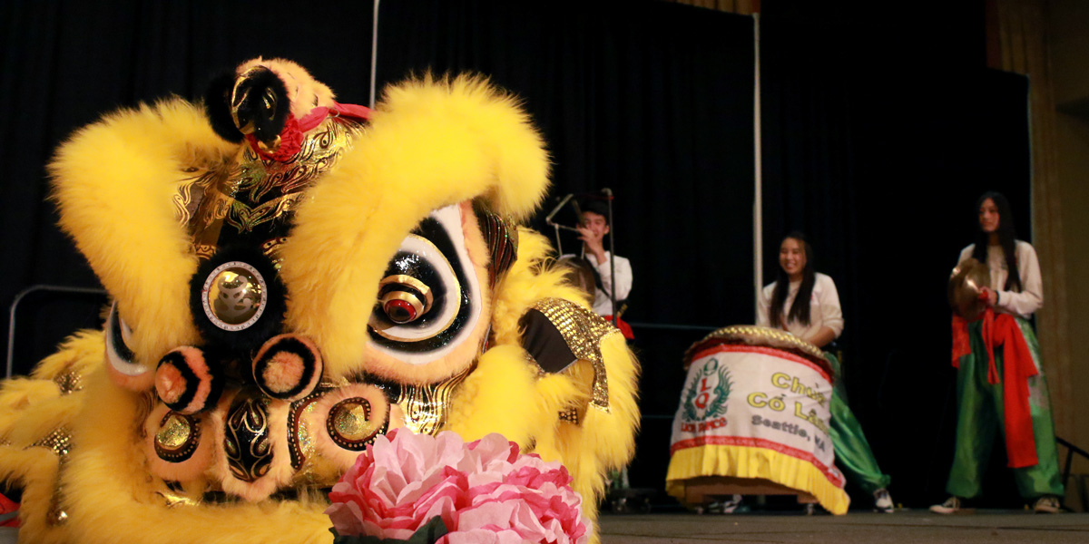 Dragon dance performance at the SU International Dinner Event