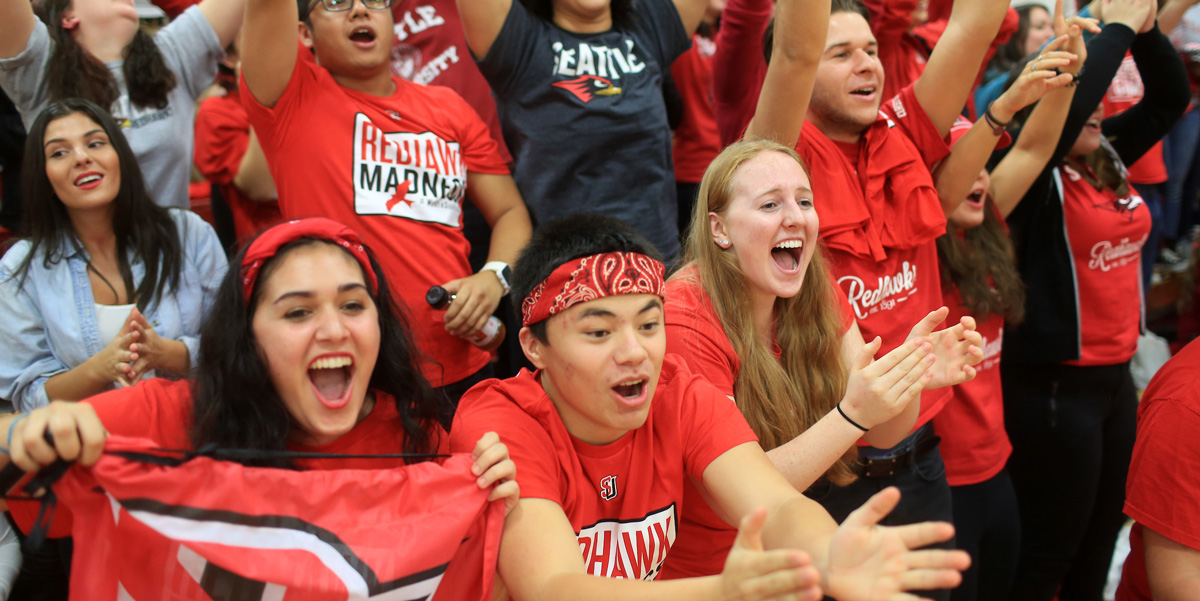 crowd of SU students cheering